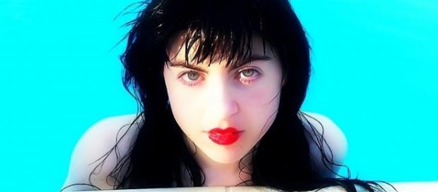 Roberta Giallo: la rivelazione del 2017 fotografata da Nicolas Bonazzi Roberta Giallo: la rivelazione del 2017 fotografata da Nicolas Bonazzi