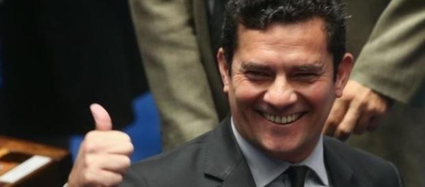 Sérgio Moro sugere dinheiro de aposentadoria para delator pagar despesas Sérgio Moro sugere dinheiro de aposentadoria para delator pagar despesas