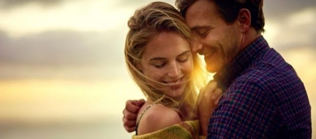 Um abraço pode melhorar a comunicação entre o casal, pois a intimidade fica maior entre eles depois dessa troca boa de energias Um abraço pode melhorar a comunicação entre o casal, pois a intimidade fica maior entre eles depois dessa troca boa de energias