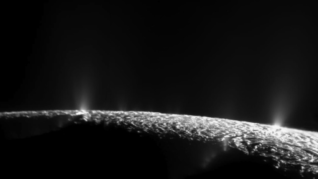 Encelado, satellite di Saturno, ha un oceano sotto la crosta ghiacciata