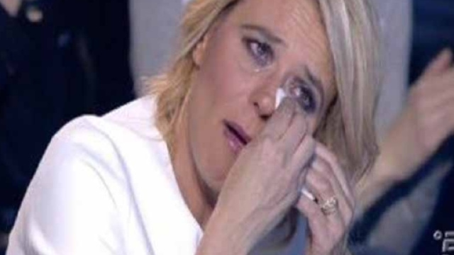 Spettacolo, Maria De Filippi piange in Diretta TV: boom di ascolti - retenews24.it