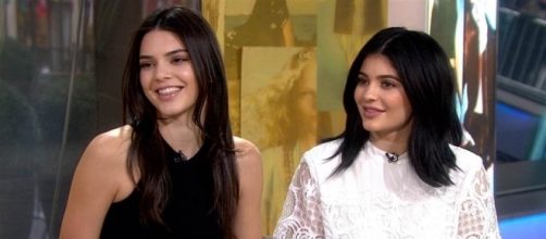 Did Kendall Jenner just hint that Kylie Jenner has done something to her face? (via Blasting News library)