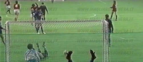 Il gol di Beppe Incocciati nel derby di Milano al Mundialito Indoor 1982 (ph. magliarossonera.it)