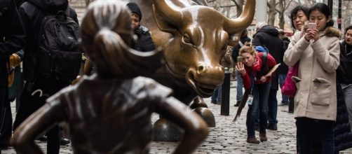 La bambina senza paura fa tremare Wall Street