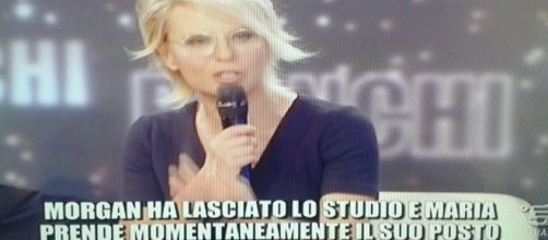 Maria De Filippi prende momentaneamente il posto di Morgan dopo la sua uscita dallo studio