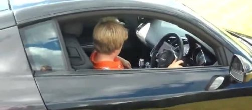 Usa, impara a guidare su YouTube e va al McDonald's con l'auto dei genitori