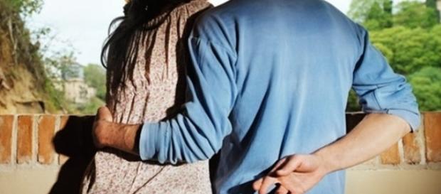 Algumas mentirinhas podem ser consideradas verdadeiras provas de amor se forem contadas com carinho por um cara que está apaixonado Algumas mentirinhas podem ser consideradas verdadeiras provas de amor se forem contadas com carinho por um cara que está apaixonado