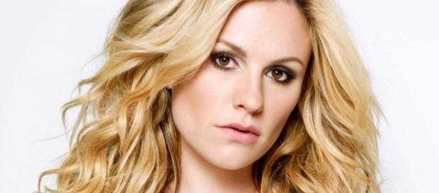 Anna Paquin é uma das celebridades que assumiu sua bissexualidade publicamente Anna Paquin é uma das celebridades que assumiu sua bissexualidade publicamente