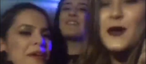 Emilly não fazia ideia quem eram as gêmeas Emilly não fazia ideia quem eram as gêmeas