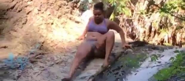 Mulher acaba caindo de cachoeira após se desequilibrar em topo de queda d’água. Mulher acaba caindo de cachoeira após se desequilibrar em topo de queda d’água.
