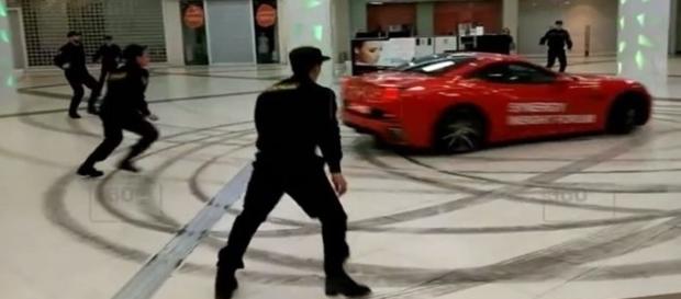 Na imagem é possível ver o veículo tentando ser parado por seguranças do shopping. Na imagem é possível ver o veículo tentando ser parado por seguranças do shopping.