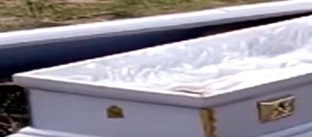 O homem agora diz ter medo de as autoridades enterrarem o cadáver. O homem agora diz ter medo de as autoridades enterrarem o cadáver.