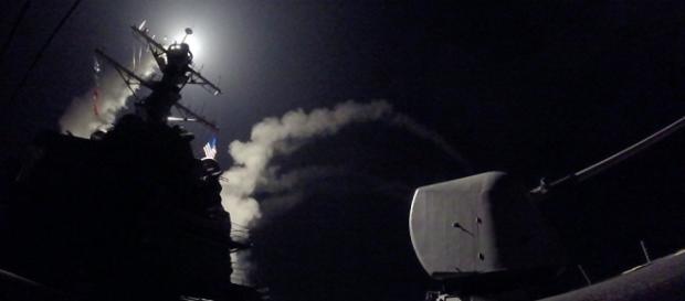 USS Porter lançando míssil Tomahawk contra a Síria a partir do Mediterrâneo USS Porter lançando míssil Tomahawk contra a Síria a partir do Mediterrâneo