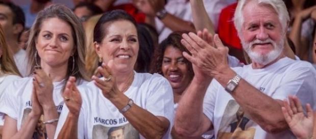 Vivian tem a torcida da família de Marcos na final do BBB 17 nesta quinta-feira (13) Vivian tem a torcida da família de Marcos na final do BBB 17 nesta quinta-feira (13)