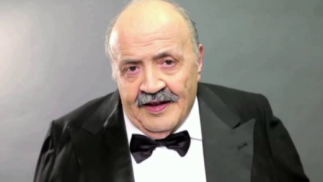 Gli auguri a Chi di Maurizio Costanzo - YouTube - youtube.com