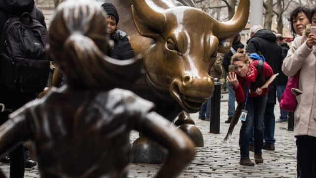 La bambina senza paura fa tremare Wall Street