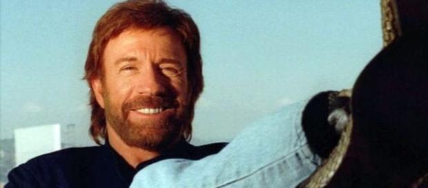 Chuck Norris contou em entrevista, que lê a bíblia e se voltou para Deus (Foto: Reprodução) Chuck Norris contou em entrevista, que lê a bíblia e se voltou para Deus (Foto: Reprodução)