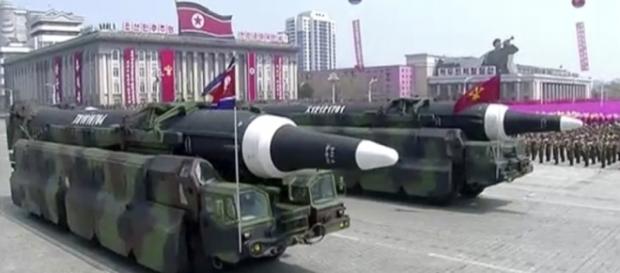 Coreia do Norte exibe mísseis de longo alcance em desfile militar Coreia do Norte exibe mísseis de longo alcance em desfile militar