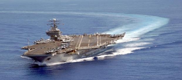Le porte-avions USS Carl Vinson en patrouille dans le Pacifique (2003) Le porte-avions USS Carl Vinson en patrouille dans le Pacifique (2003)