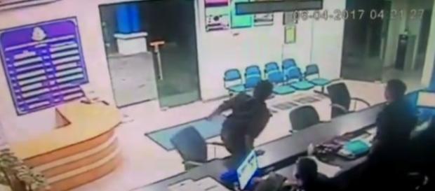 Policiais ficaram apavorados com supostos fantasmas em delegacia (Malaysia Chronicle) Policiais ficaram apavorados com supostos fantasmas em delegacia (Malaysia Chronicle)