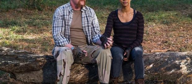 Sasha em "contato" com Abraham durante alucinação no 16º episódio da 7ª temporada de The Walking Dead Sasha em "contato" com Abraham durante alucinação no 16º episódio da 7ª temporada de The Walking Dead