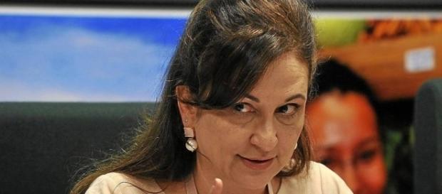 Senadora Kátia Abreu (PMDB-TO) Senadora Kátia Abreu (PMDB-TO)