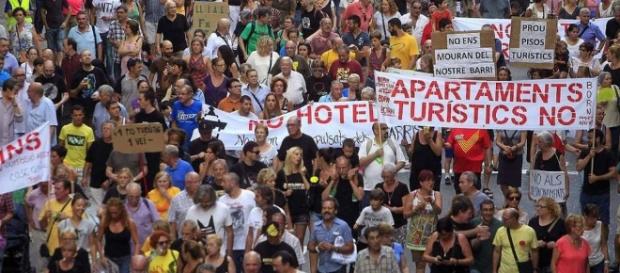 Una de las manifestaciones en Barcelona contra la abundancia de pisos turísticos sin freno en la ciudad. Una de las manifestaciones en Barcelona contra la abundancia de pisos turísticos sin freno en la ciudad.