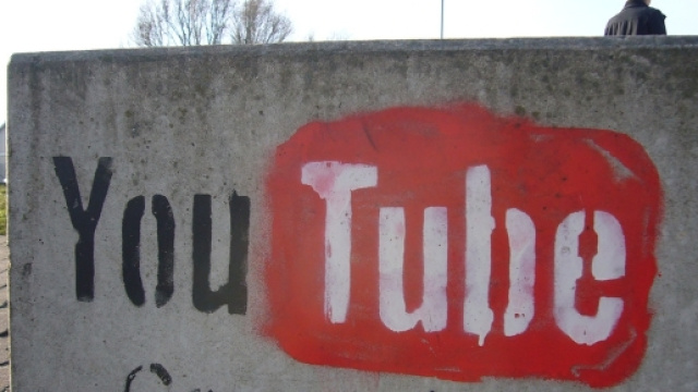 A soli 8 anni impara a guidare su YouTube: 'Volevo un cheesburger'