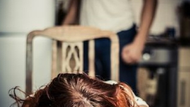 Milano, malmenata dal marito perch&eacute; aveva iniziato a cucinare.