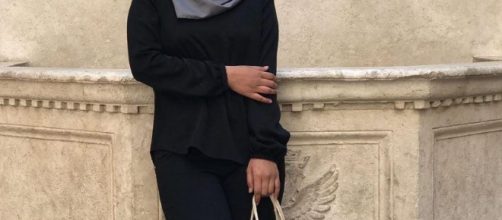 Aghnia Adzkia, la studentessa musulmana che si è rifiutata di togliersi il velo ai controlli allo scalo di Ciampino. Foto: Twitter