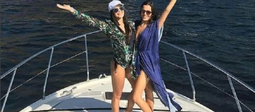 Em clique no Instagram, as gêmeas Emilly e Mayla postam fotos em lancha de luxo no Rio
