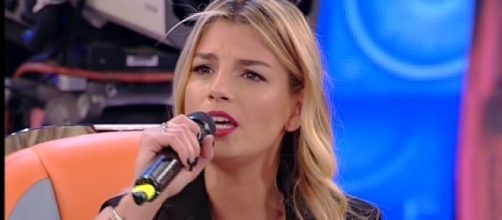 Emma Marrone criticata per l'ennesimo ritorno ad Amici? La cantante replica così.