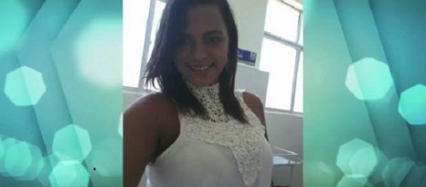 A jovem levou um choque, enquanto alisava os cabelos com a chapinha (Foto: Reprodução) A jovem levou um choque, enquanto alisava os cabelos com a chapinha (Foto: Reprodução)