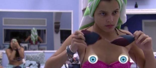 Emilly foi várias vezes flagrada Emilly foi várias vezes flagrada