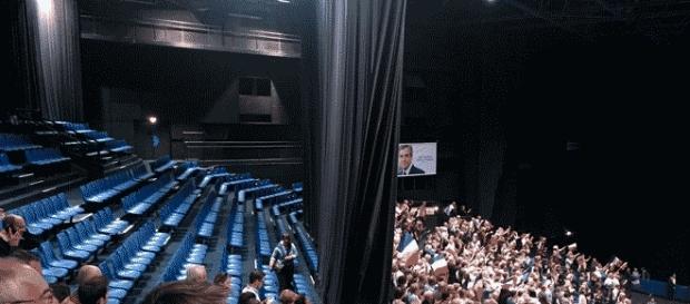 En dépit d'une affiche du candidat LR, un soutien de François FIllon a attribué ces chaises vides à un meeting d'Emmanuel Macron En dépit d'une affiche du candidat LR, un soutien de François FIllon a attribué ces chaises vides à un meeting d'Emmanuel Macron