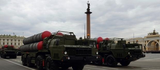 Sistemas de defesa anti-míssil S300, desfilando em São Petersburgo, Rússia Sistemas de defesa anti-míssil S300, desfilando em São Petersburgo, Rússia