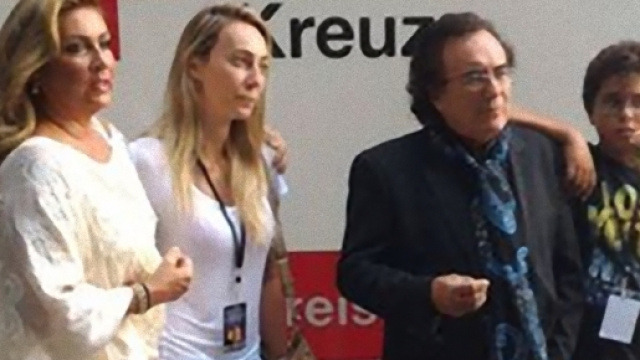 Al Bano Carrisi fa gli auguri a tutti i suoi fan.