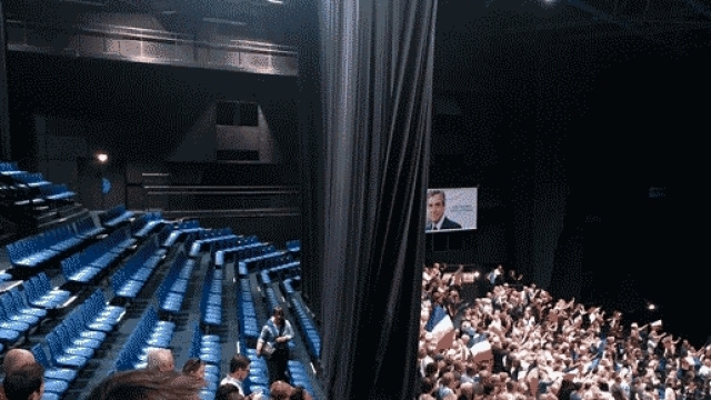En dépit d'une affiche du candidat LR, un soutien de François FIllon a attribué ces chaises vides à un meeting d'Emmanuel Macron