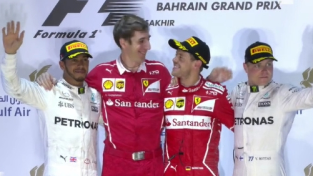 Il podio del GP del Bahrain, Vettel davanti alle Mercedes di Hamilton e Bottas.