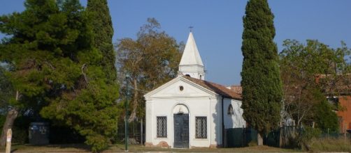 La chiesa di Sant'Eurosia nell'isoletta lagunare di Vignole di fronte a Venezia ormai non ha più fedeli. Foto: Wikimedia.