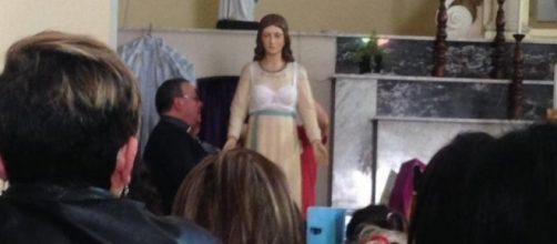 La Madonna di Acquaro, durante la fase di vestizione - Foto: QuotidianoDelSud.It