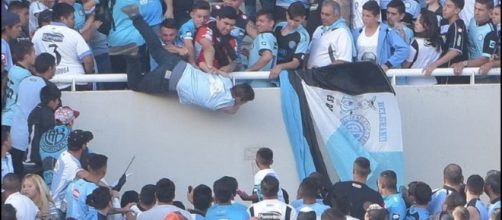 Tifosi argentini gettano dagli spalti un ragazzo di 22 anni, che muore poco dopo.