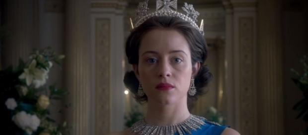 A brilhante Claire Foy na papel de Rainha Elizabeth A brilhante Claire Foy na papel de Rainha Elizabeth