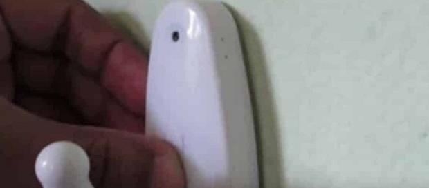 Cabideiro espião está sendo instalado em diversos lugares públicos no Brasil Cabideiro espião está sendo instalado em diversos lugares públicos no Brasil