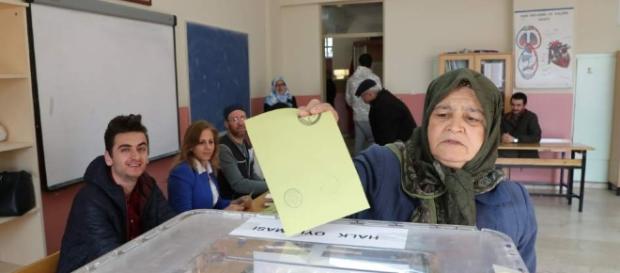 El referéndum, que da la victoria a Erdogan, iniciará un proceso de reformas Vía 20minutos.es El referéndum, que da la victoria a Erdogan, iniciará un proceso de reformas Vía 20minutos.es
