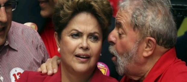 Ex-presidente Lula conversa aos cochichos para não ser grampeado Ex-presidente Lula conversa aos cochichos para não ser grampeado