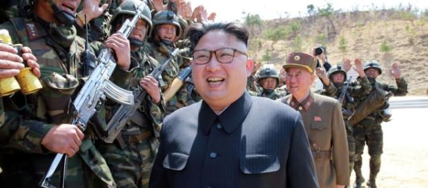 Líder coreano Kim Jong-un assiste o treinamento do Exército Popular da Coreia do Norte Líder coreano Kim Jong-un assiste o treinamento do Exército Popular da Coreia do Norte