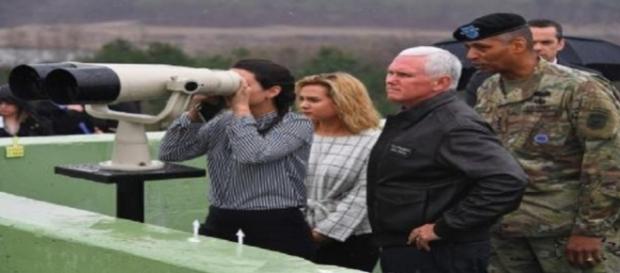 Mike Pence en visite à la frontière entre les deux Corées Mike Pence en visite à la frontière entre les deux Corées