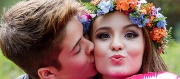 O jovem casal namorou durante muito tempo O jovem casal namorou durante muito tempo