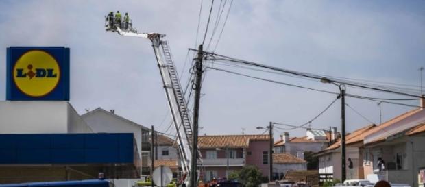 Queda de avioneta proximo do Lidl, em Tires, faz 5 mortes e vários feridos Queda de avioneta proximo do Lidl, em Tires, faz 5 mortes e vários feridos